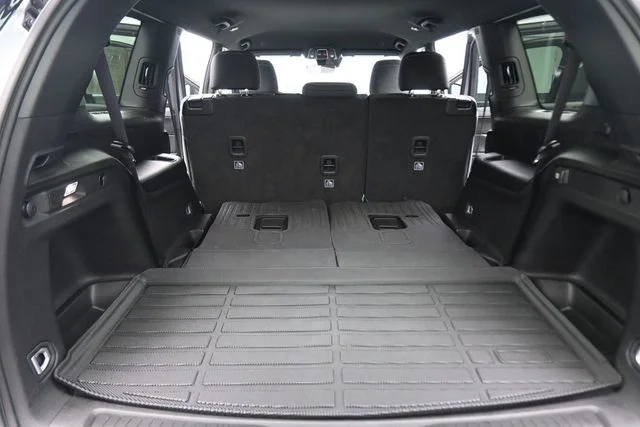 Used 2025 Silver Jeep Laredo image 25