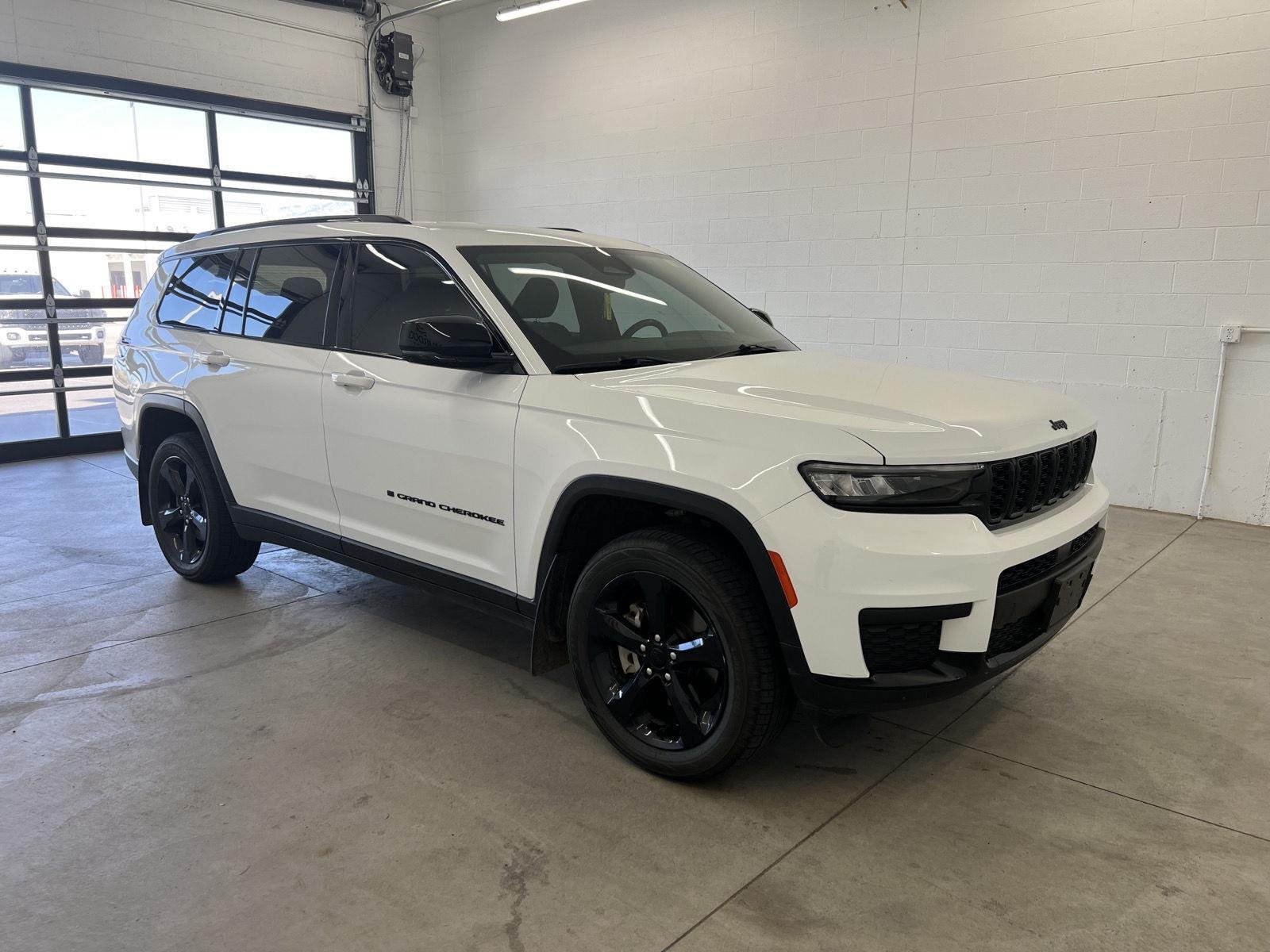 Used 2022 Bright White Clearcoat Jeep Altitude image 5