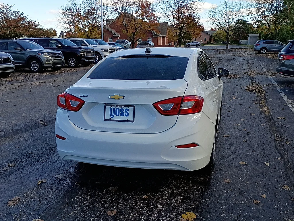 2018 Chevrolet Cruze LS Auto, photo 2 of 12