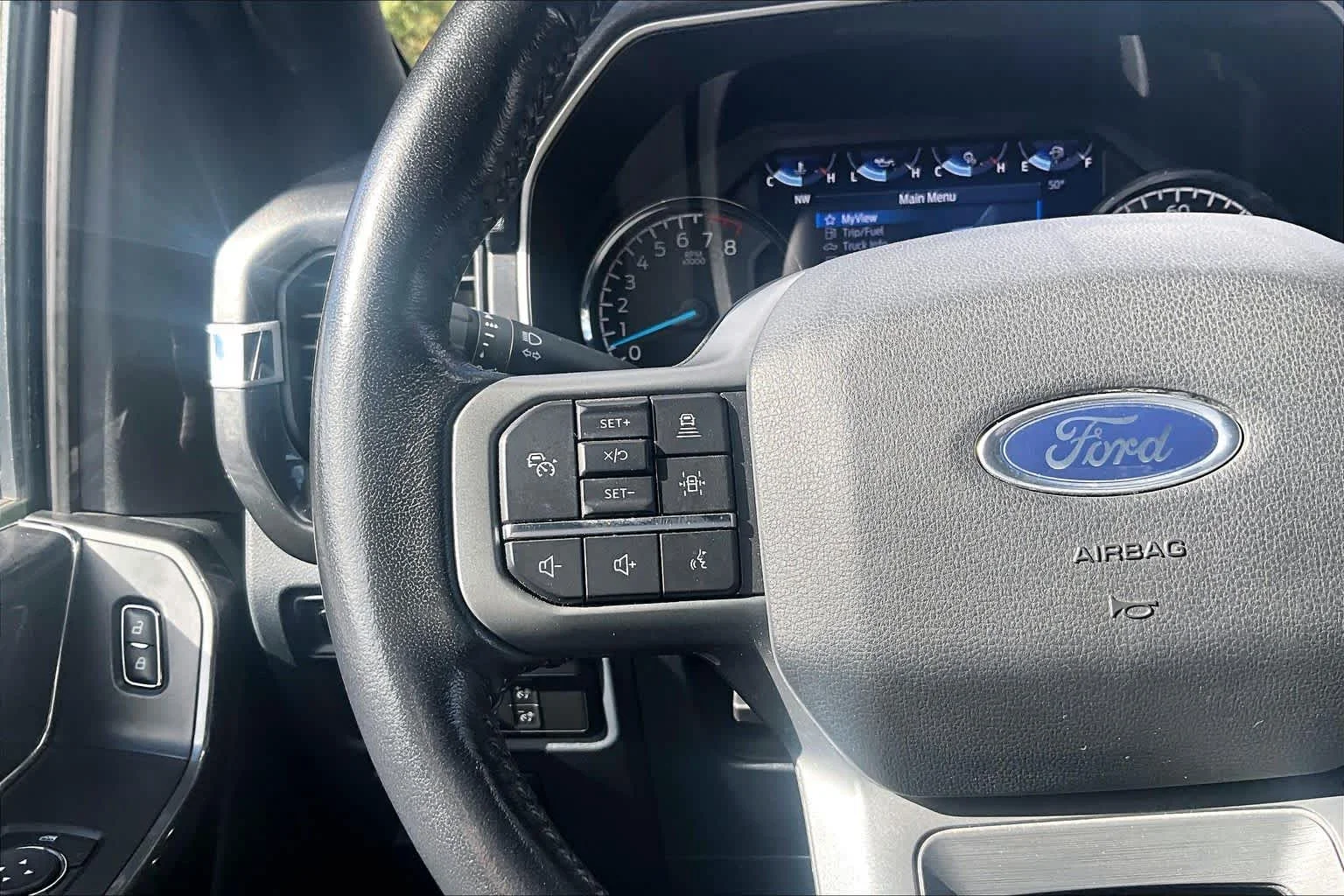 Used 2022 Oxford White Ford XLT image 24