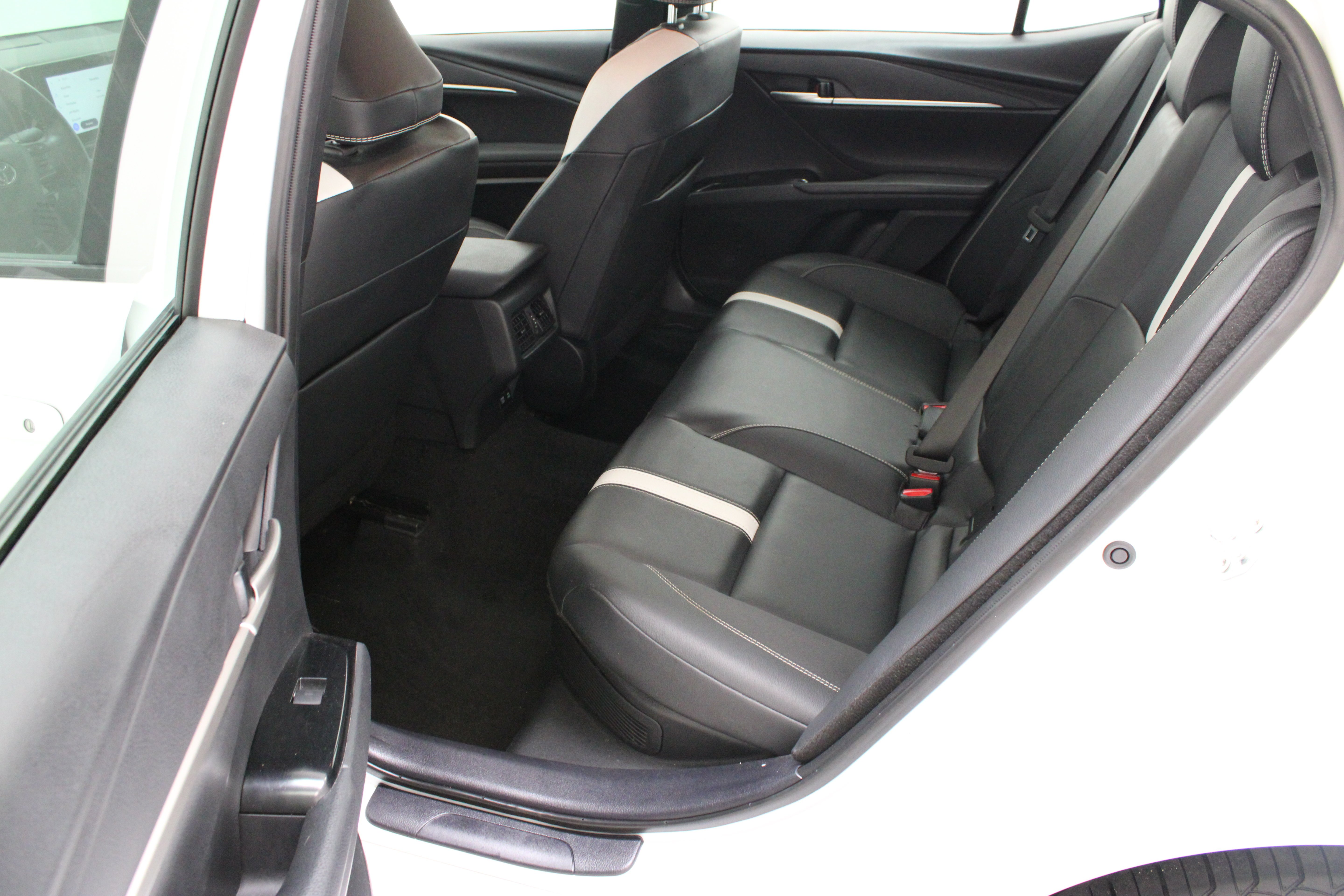 Used 2025 BLIZZARD PEARL Toyota SE image 28