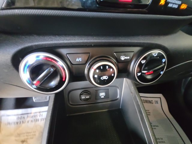 Used 2020 Silver Hyundai SE image 17