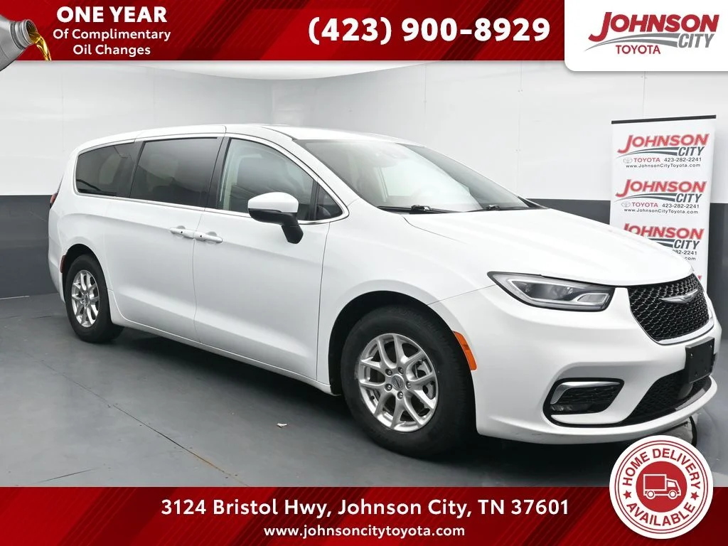2023 Chrysler Pacifica Touring L's photo