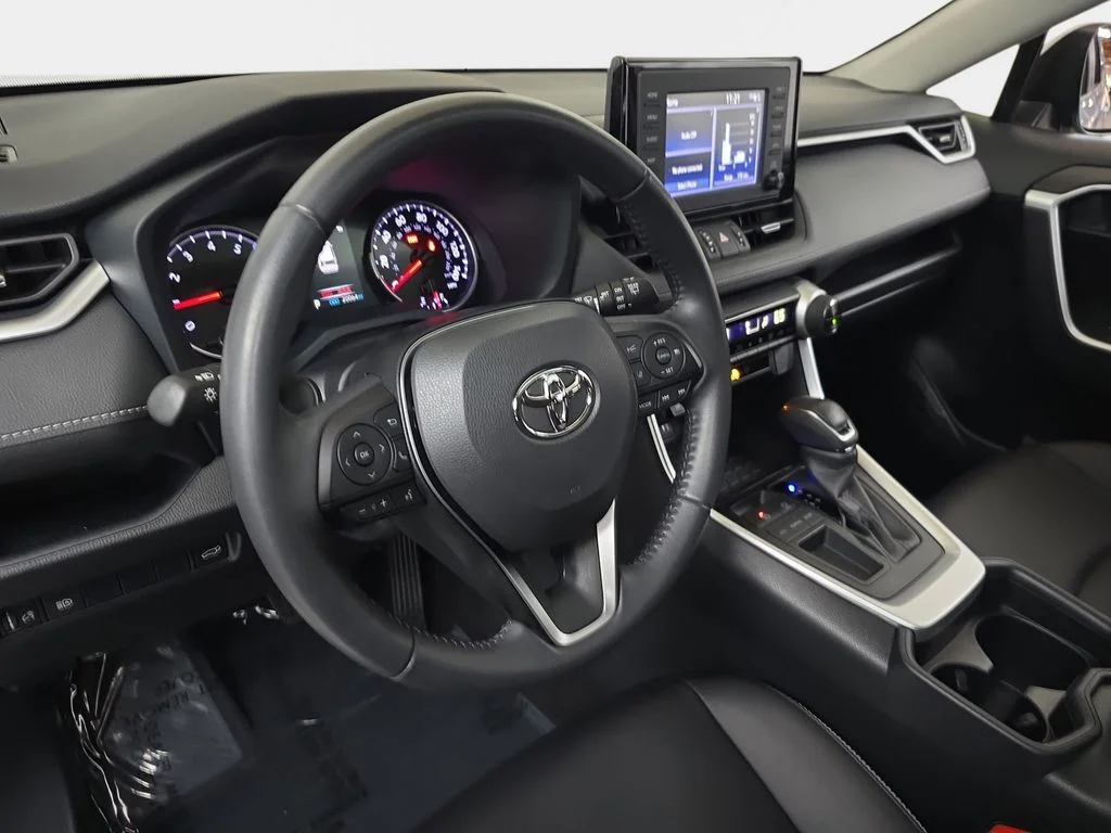 Used 2019 Silver Toyota XLE Premium image 19