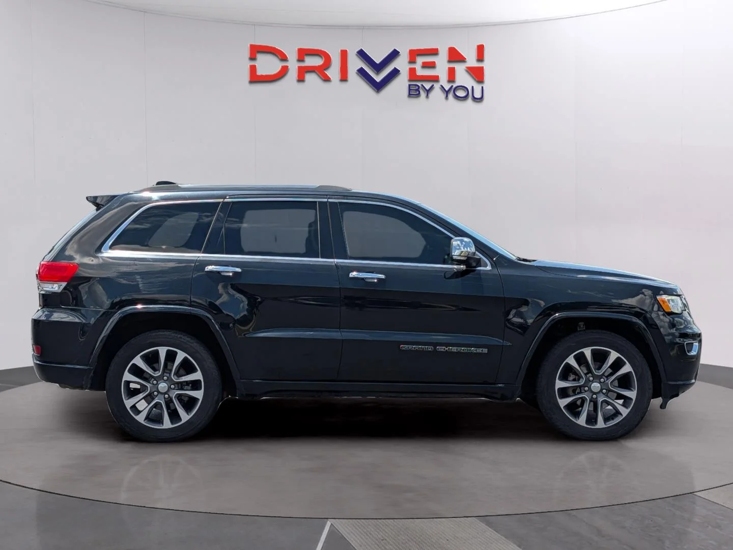 Used 2017 Diamond Black Crystal Pearlcoat Jeep Overland image 6