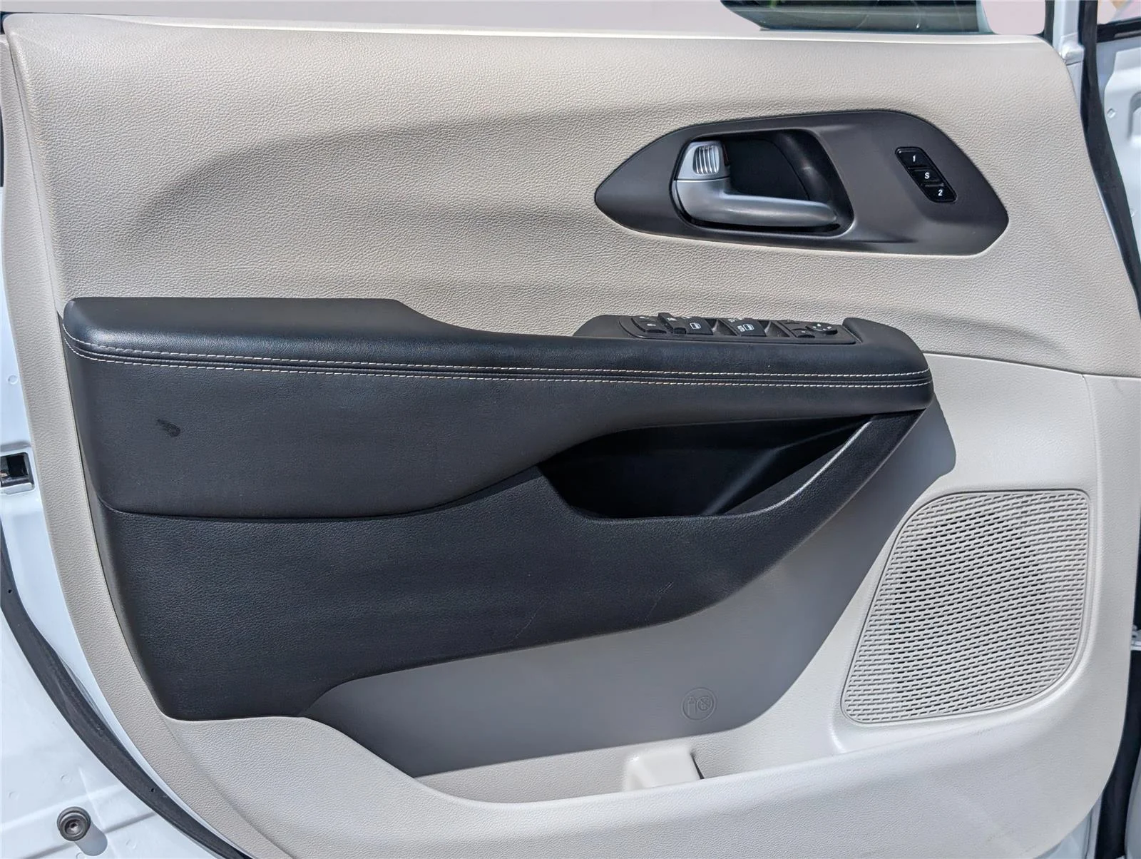 Used 2024 Bright White Clearcoat Chrysler Touring L image 11