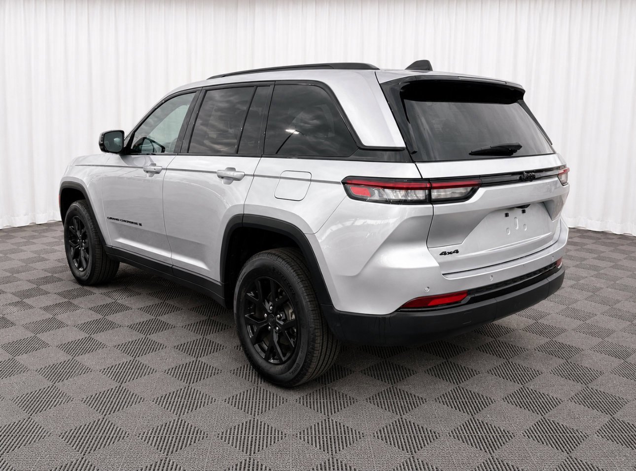 Used 2025 Silver Zynith Jeep Altitude image 5