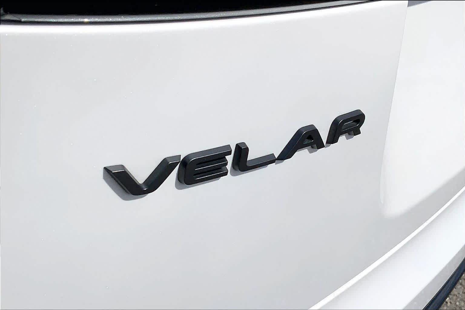Used 2026 Ostuni Pearl White Premium Metallic Land Rover Dynamic SE image 30