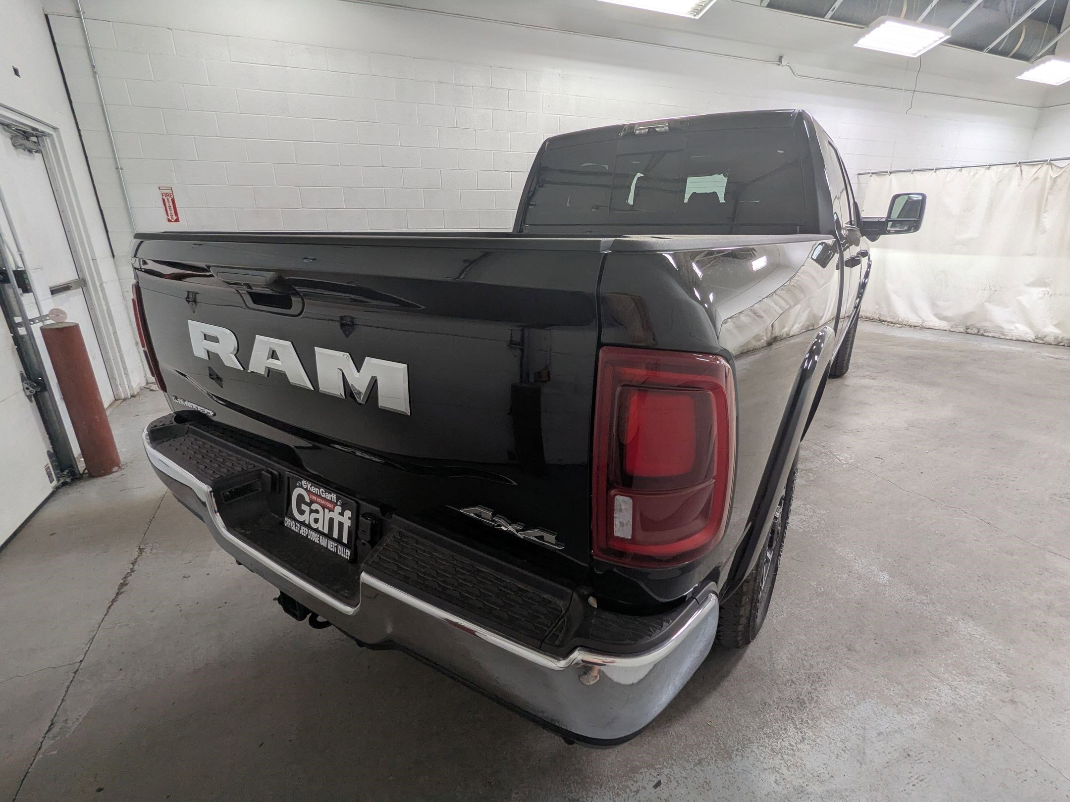 New 2025 Diamond Black Crystal Pearl-Coat Exterior Paint RAM Limited image 4