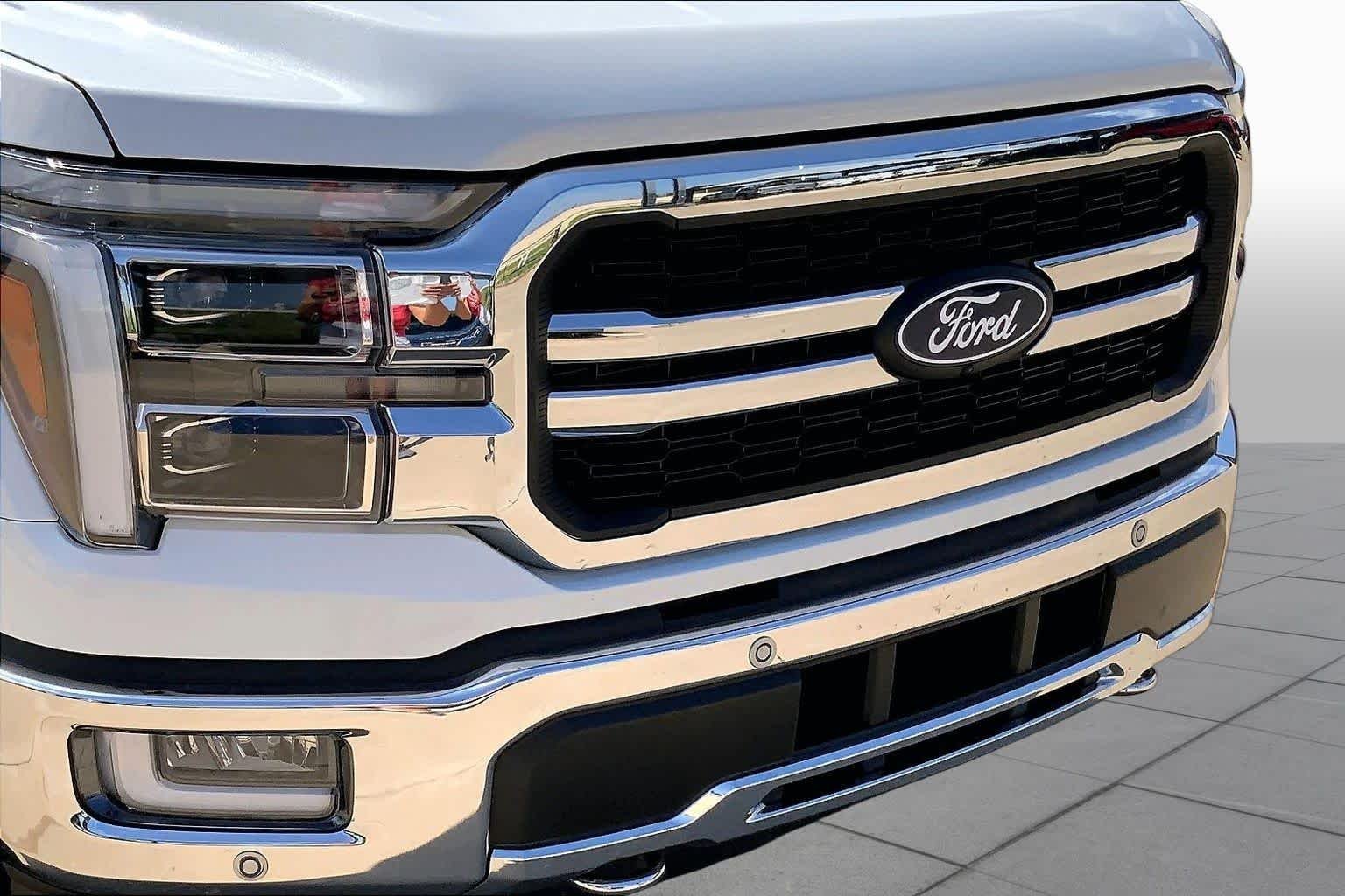 Used 2024 Star White Metallic Tri-Coat Ford LARIAT image 29