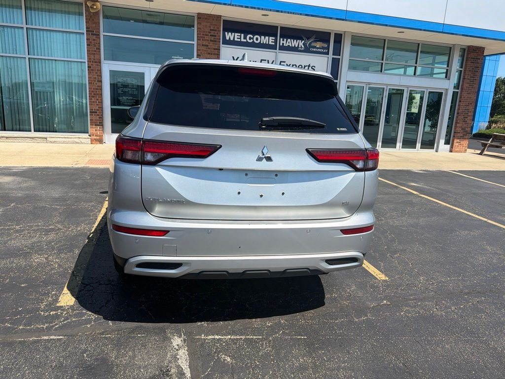 Used 2024 Silver Mitsubishi SE image 3