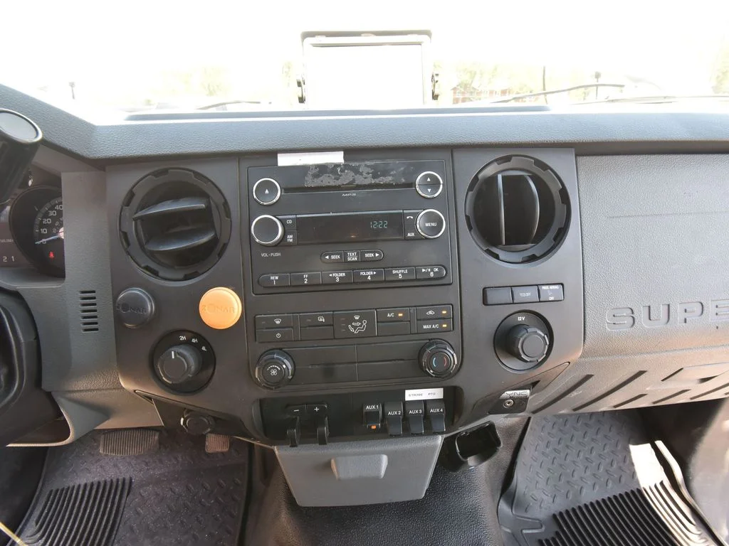 2014 Ford F-550 - Photo 37