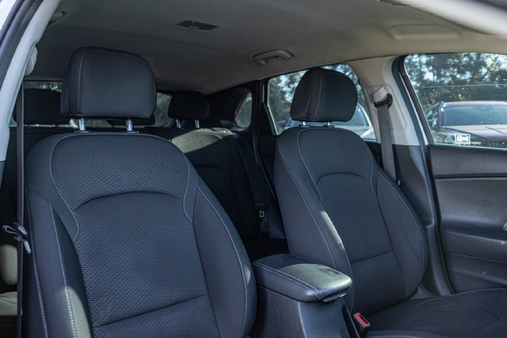 Used 2018 White Hyundai Base image 33