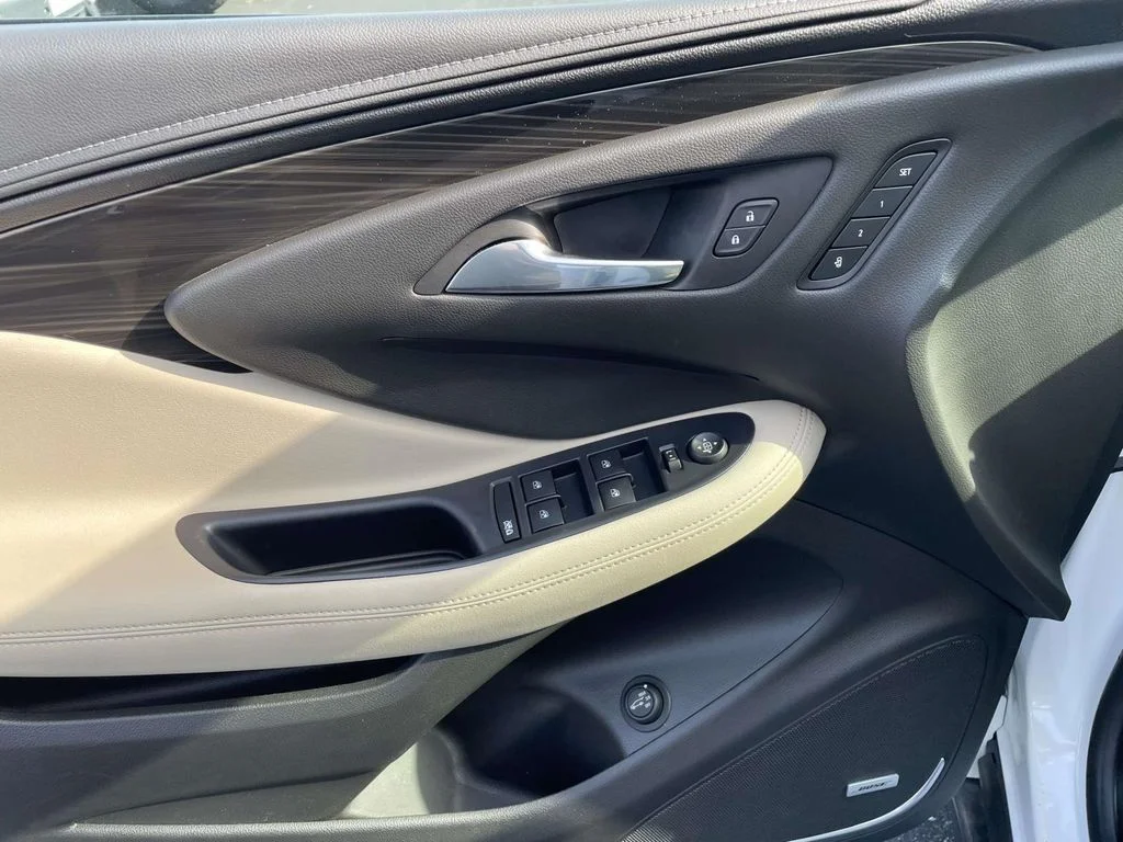 Used 2020 SUMMIT WHITE Buick Premium II image 18