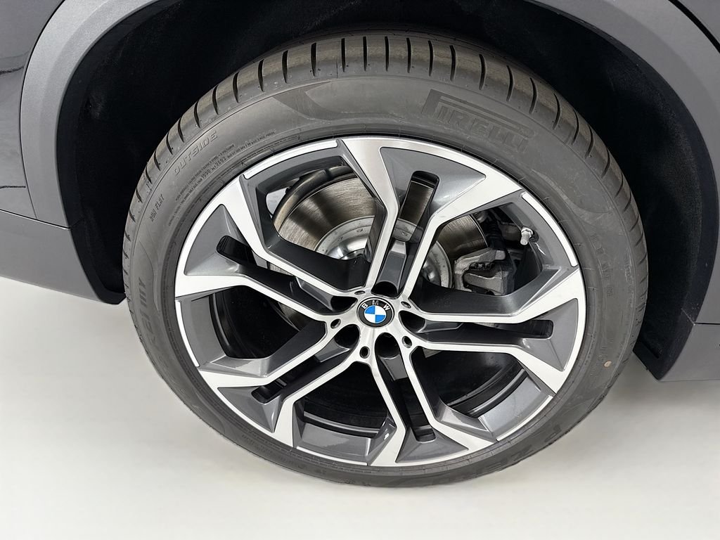 New 2026 Black Sapphire Metallic BMW xDrive50e image 32