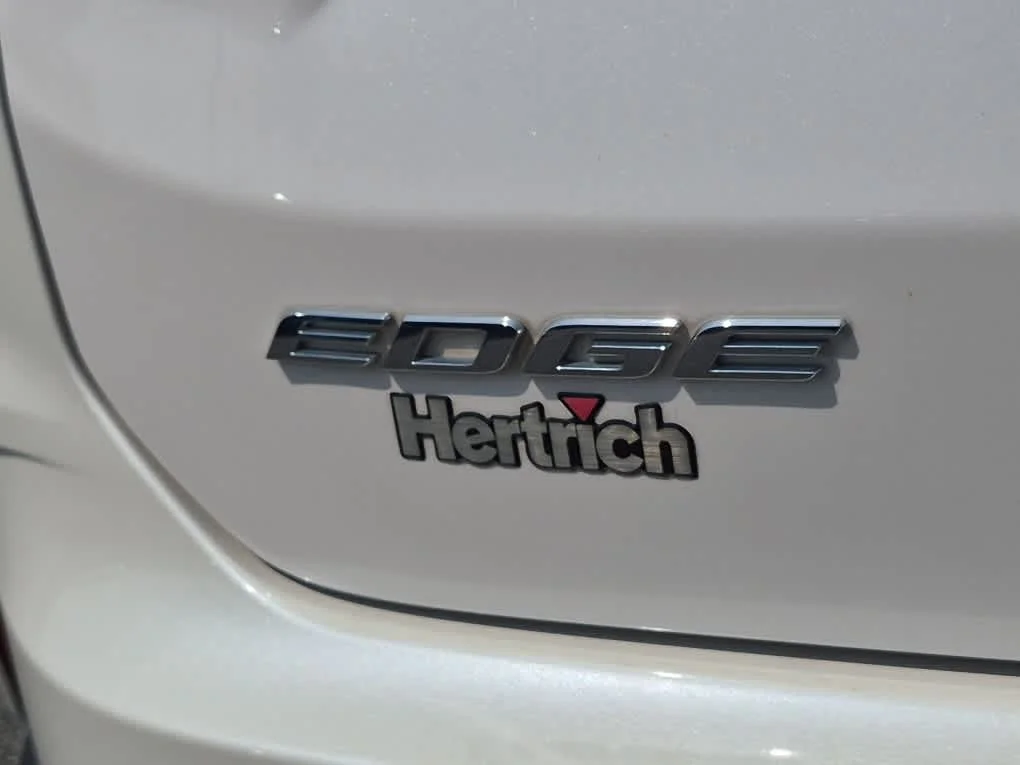 Used 2019 White Platinum Metallic Tri-Coat Ford SEL image 23