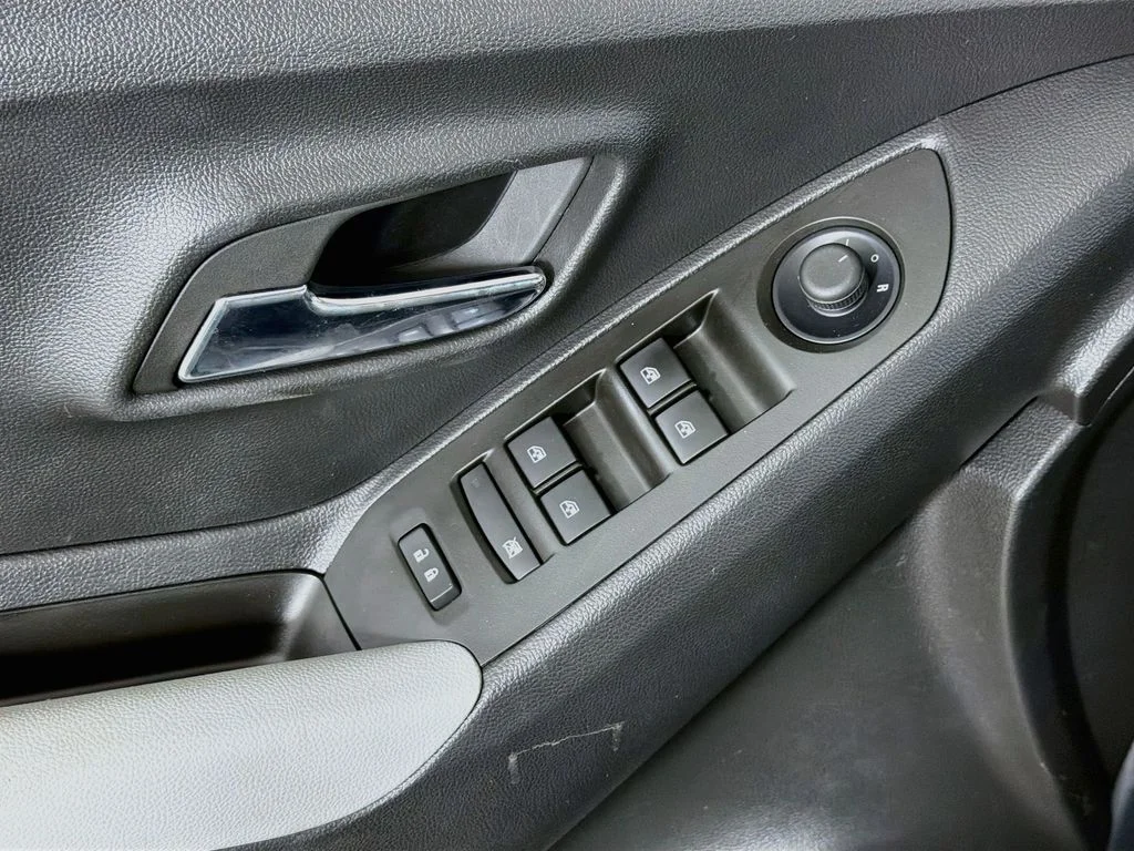 Used 2022 Gray Chevrolet LT image 17