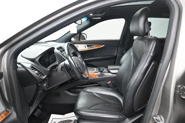 Used 2016 Luxe Metallic Lincoln Reserve image 9