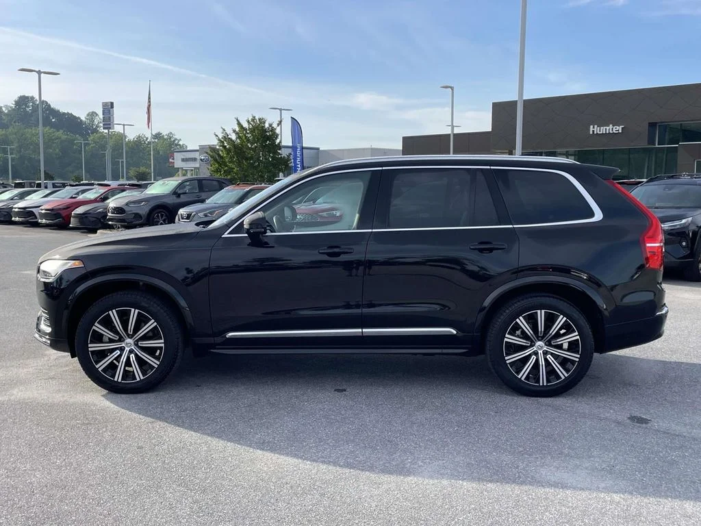 Used 2025 Onyx Black Metallic Volvo Core image 25