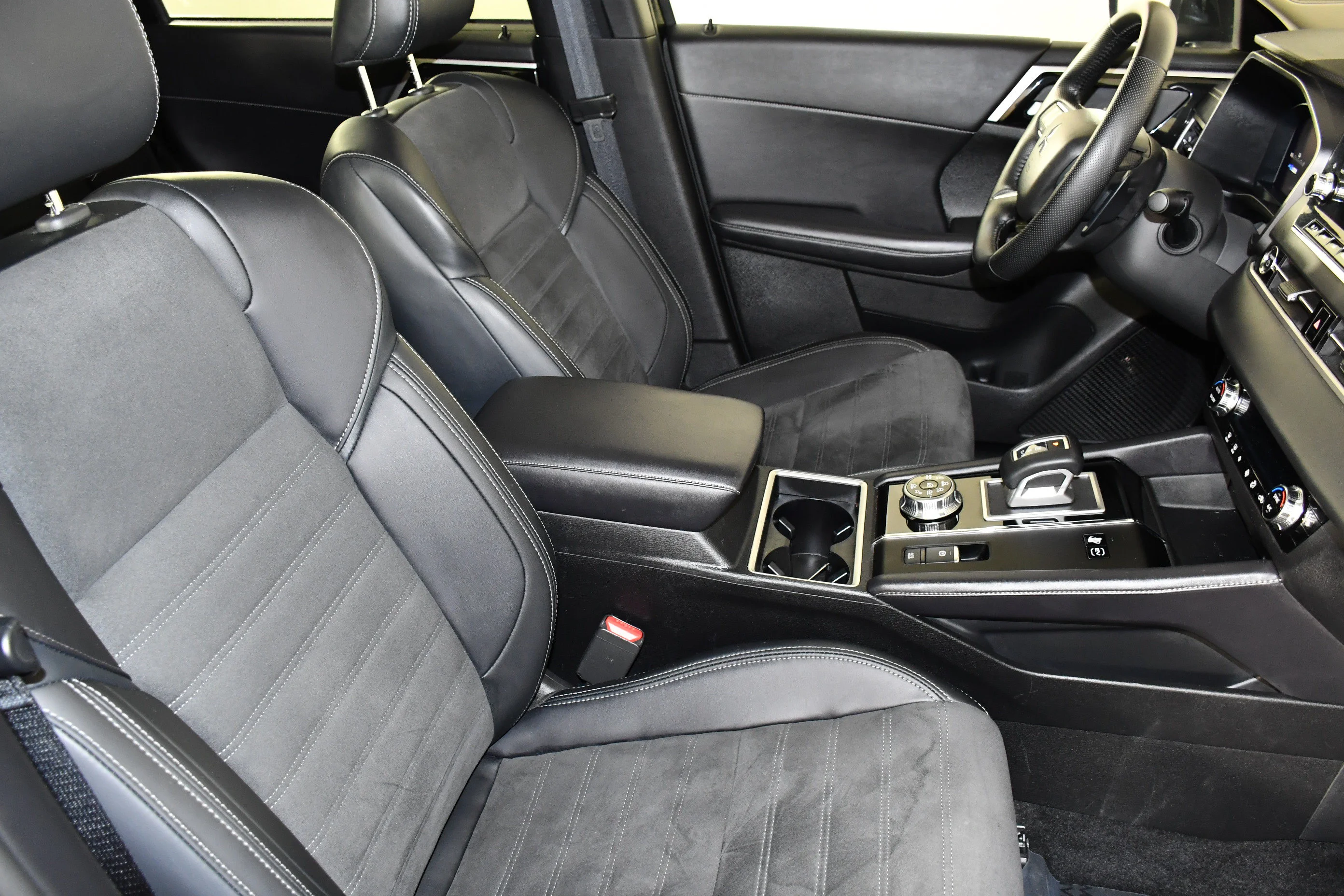 Certified Used 2025 Black Diamond Mitsubishi SE image 42