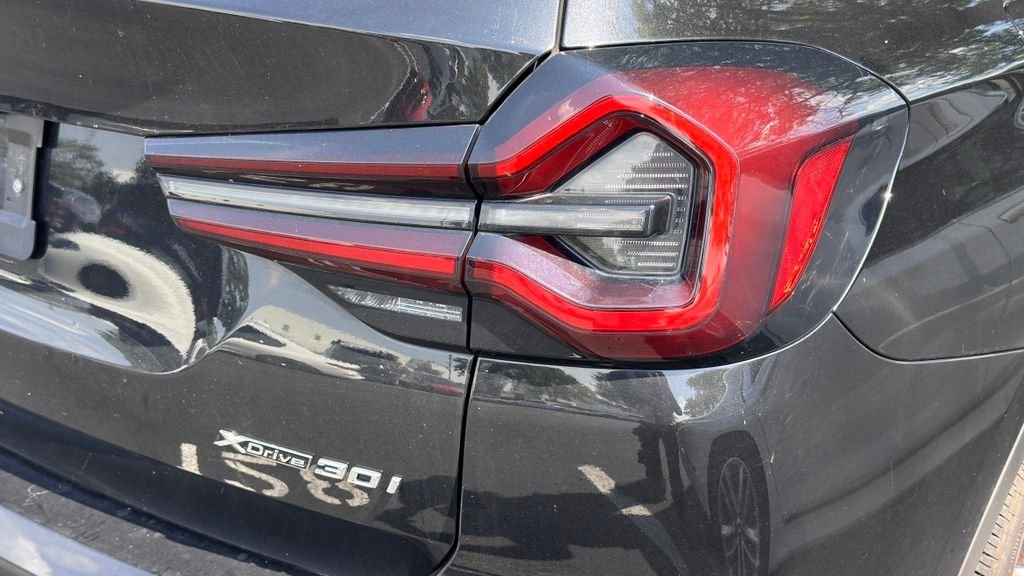 Used 2022 Black Sapphire Metallic BMW xDrive30i image 8