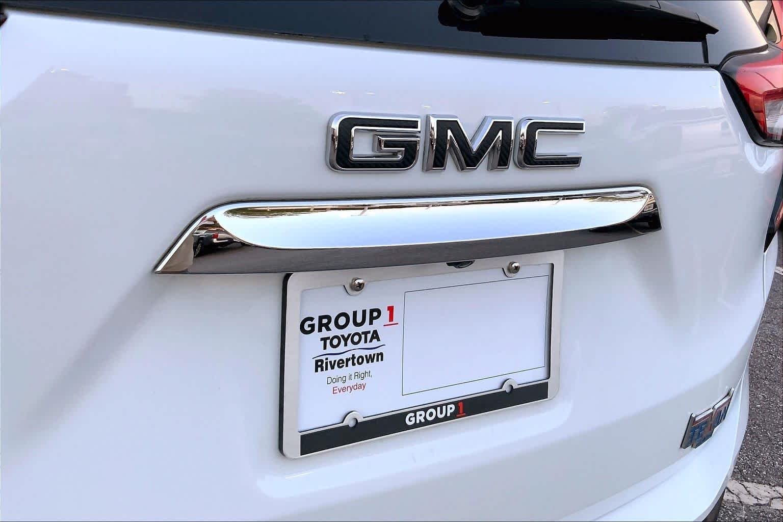 Used 2022 Summit White GMC SLE image 9