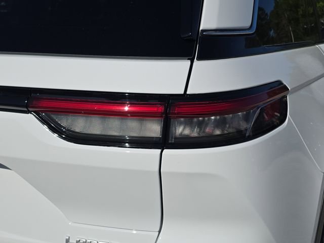 New 2026 Bright White Clear-Coat Exterior Paint Jeep Laredo X image 8