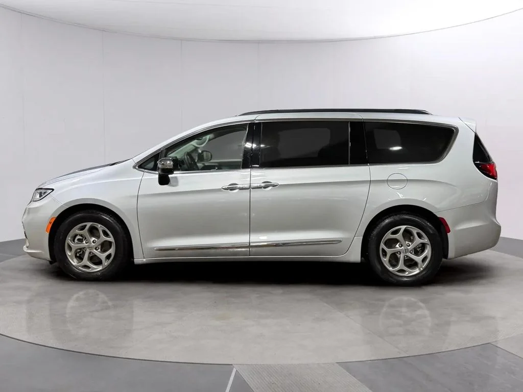 Used 2023 Silver Mist Clearcoat Chrysler Limited image 7