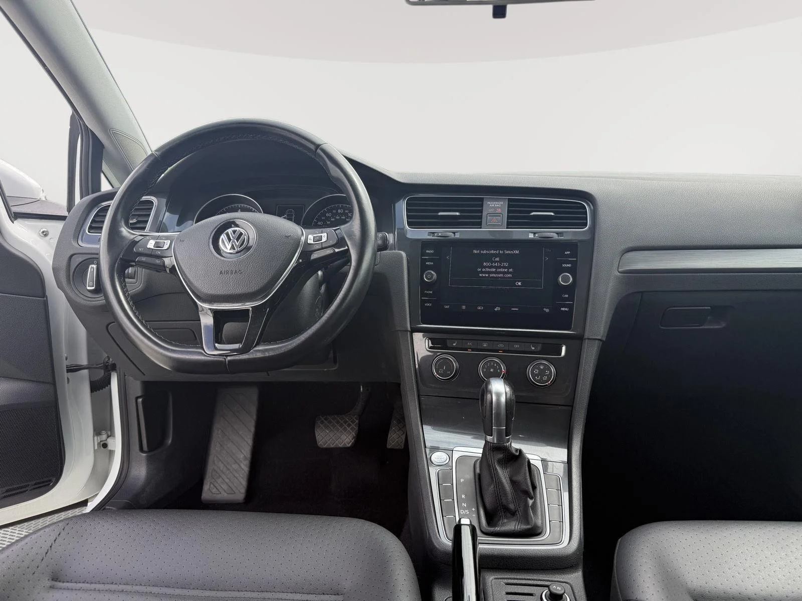 Used 2018 Pure White Volkswagen SE image 19