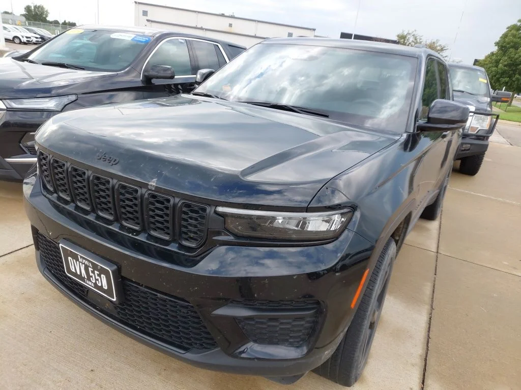 Used 2023 Black Jeep Altitude X image 2