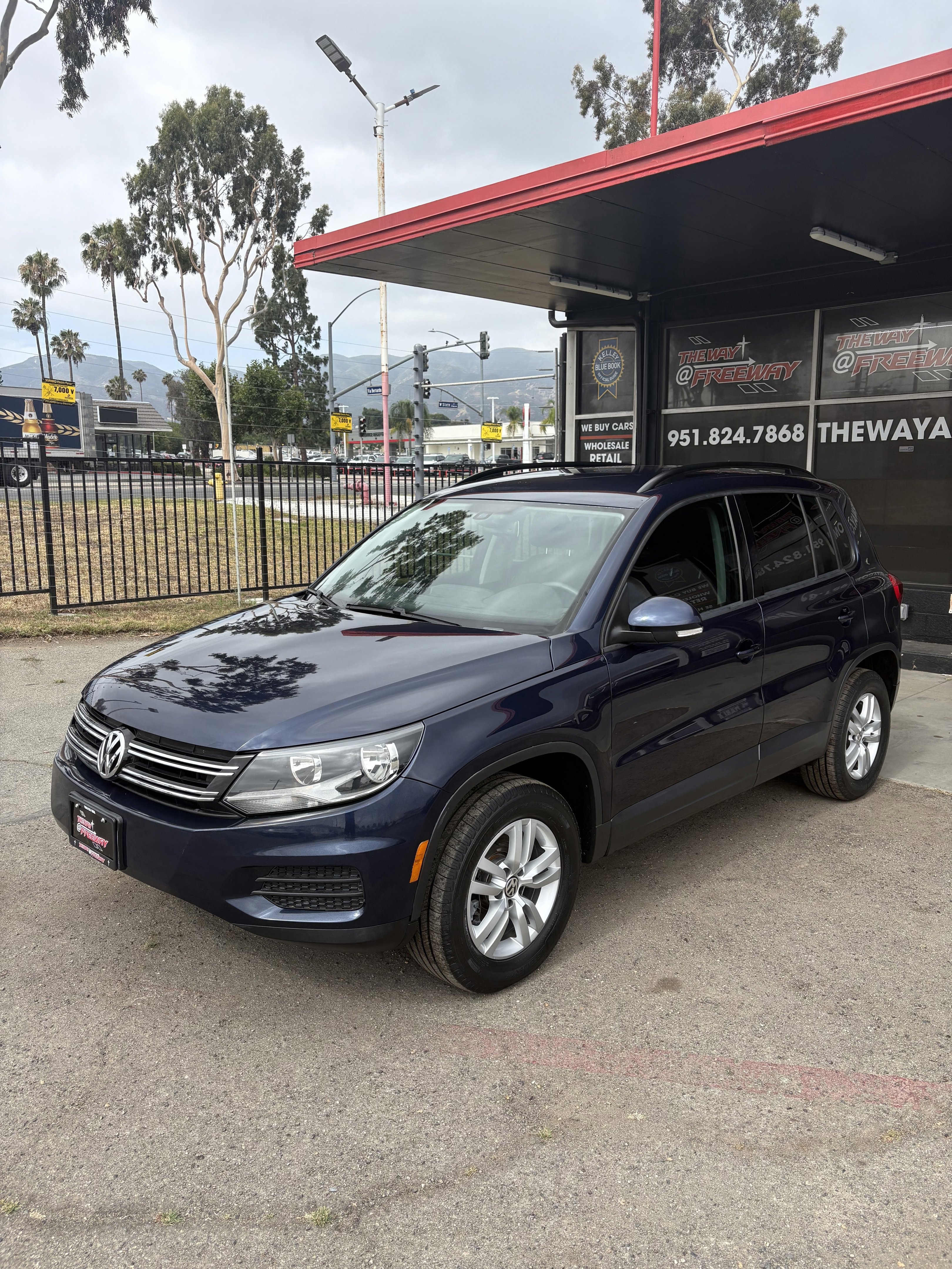 Used 2016 Blue Volkswagen  image 1