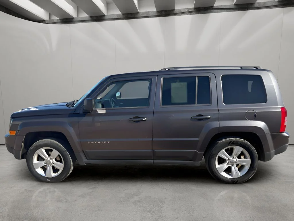 Used 2015 Granite Crystal Metallic Clearcoat Jeep Latitude image 2