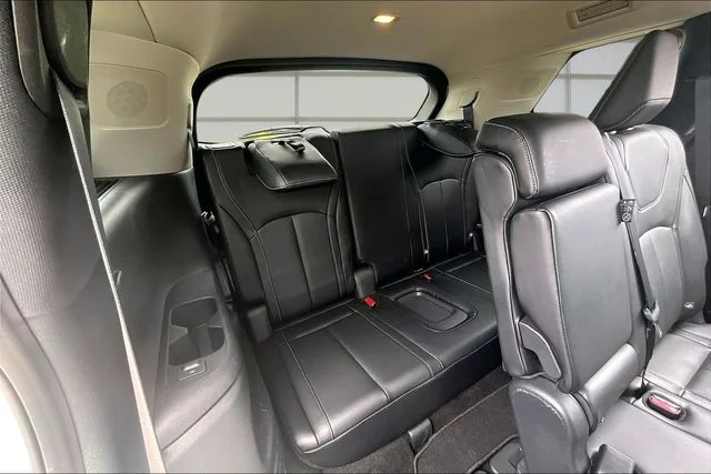 Used 2023 White INFINITI LUXE image 27