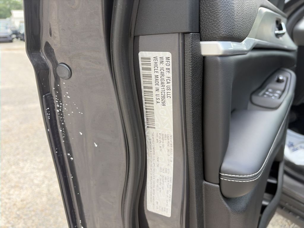 New 2026 Baltic Gray Metallic Clear-Coat Exterior Paint Jeep Altitude image 38