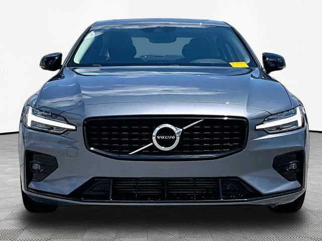 Used 2021 Gray Metallic Volvo T5 Momentum image 2