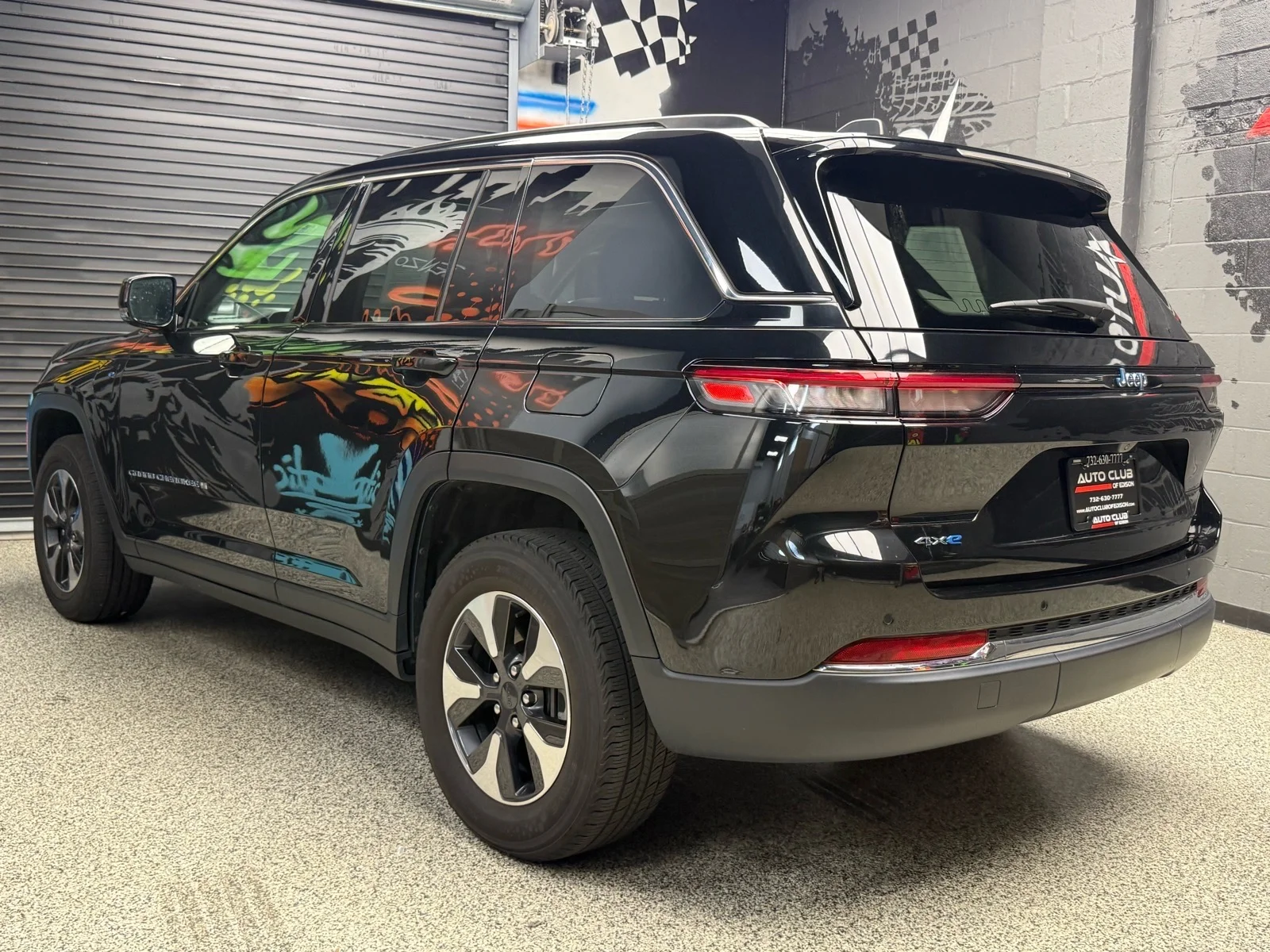Used 2024 Diamond Black Crystal Pearl Coat (pxj) Jeep 4xe image 4