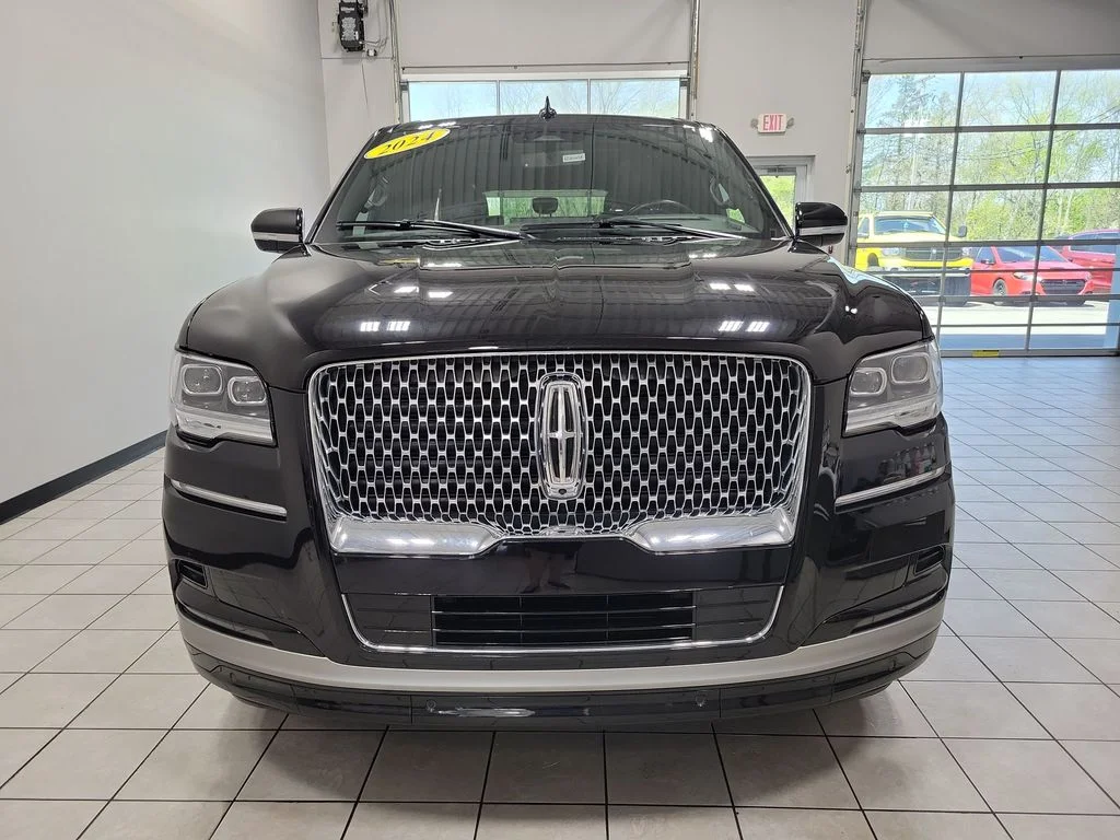 Used 2024 Black Metallic Lincoln Reserve image 7