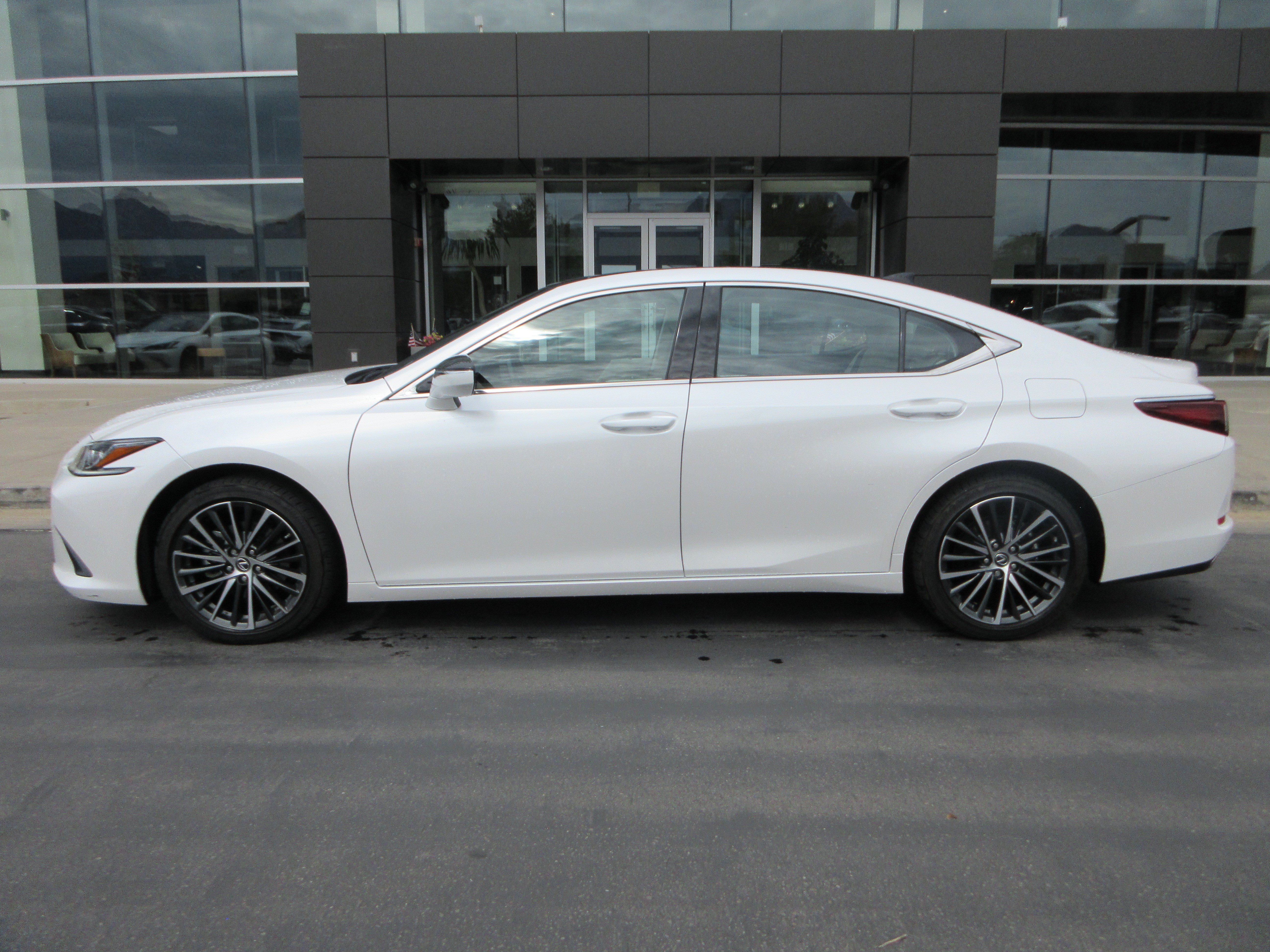 Used 2024 Eminent White Pearl Lexus 350 image 3