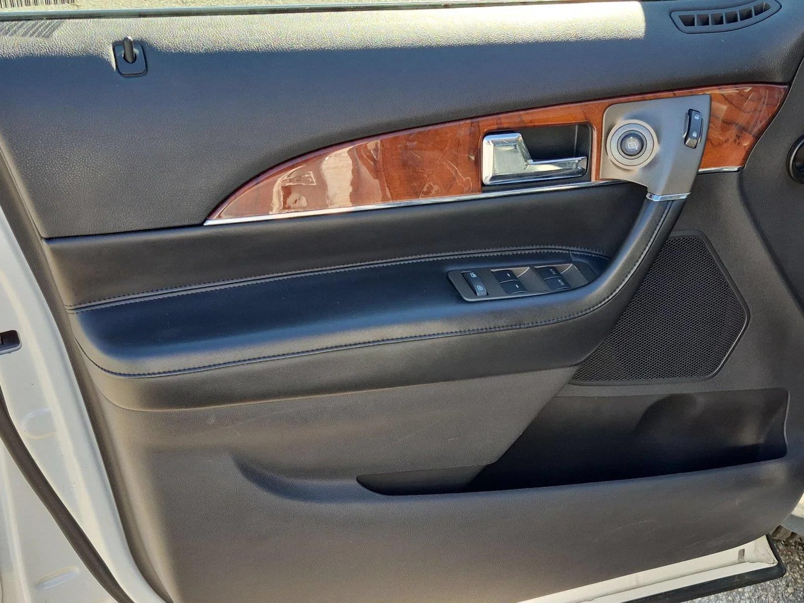 Used 2011 WHITE PLATINUM METALLIC TRI-COAT LINCOLN  image 14