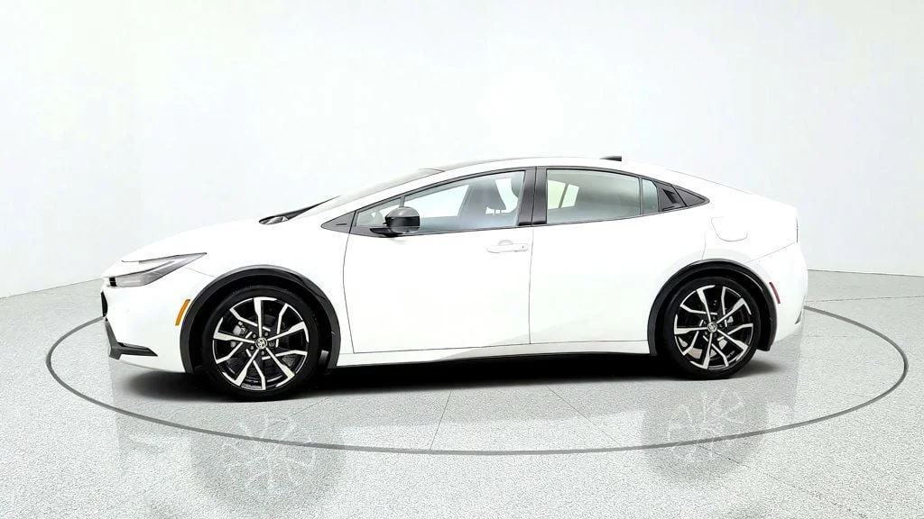Used 2025 Wind Chill Pearl Toyota XSE Premium w/ Advanced Tech Pkg & Solar Roof image 8