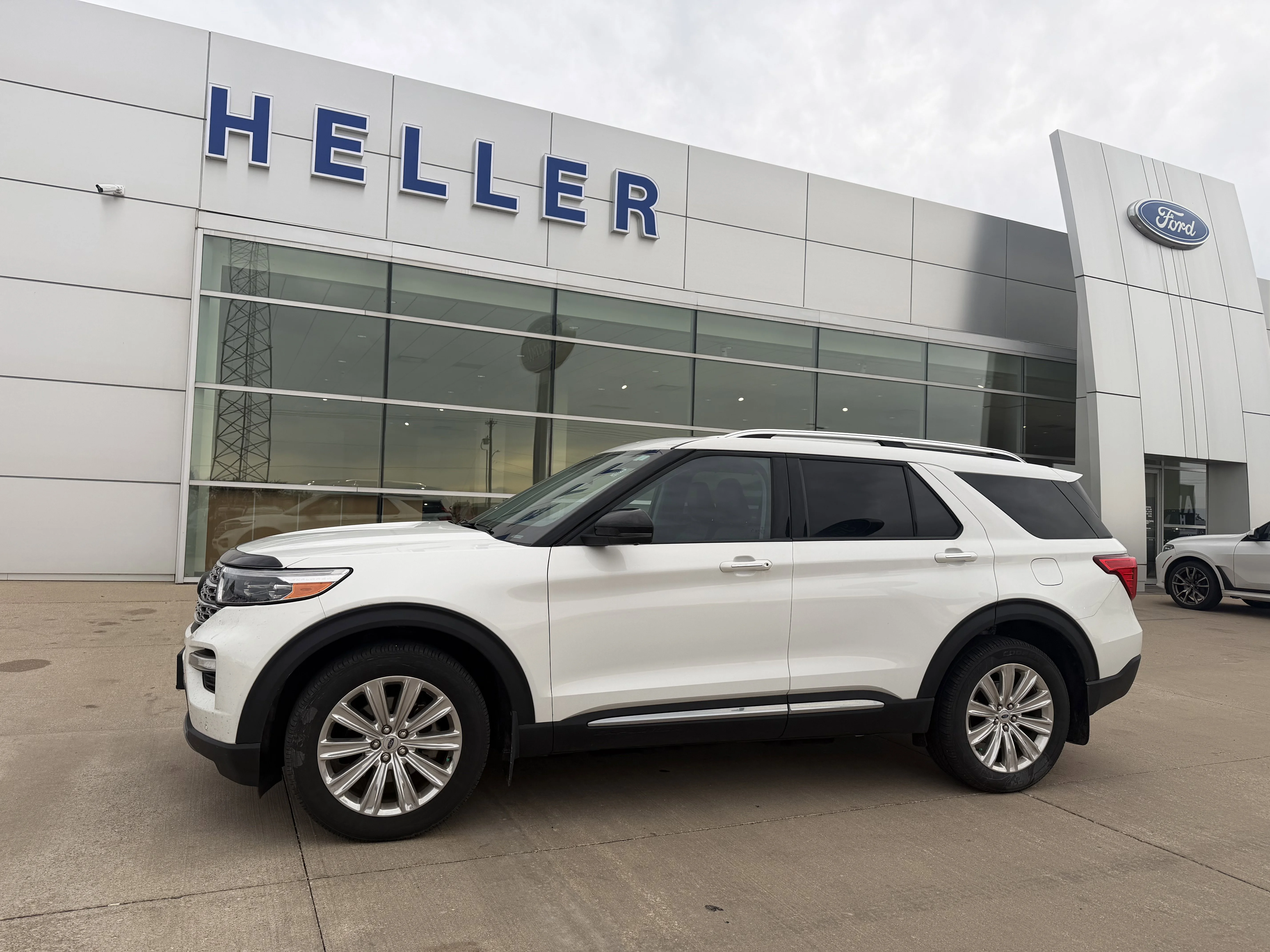 Used 2022 White Metallic Ford Limited image 3