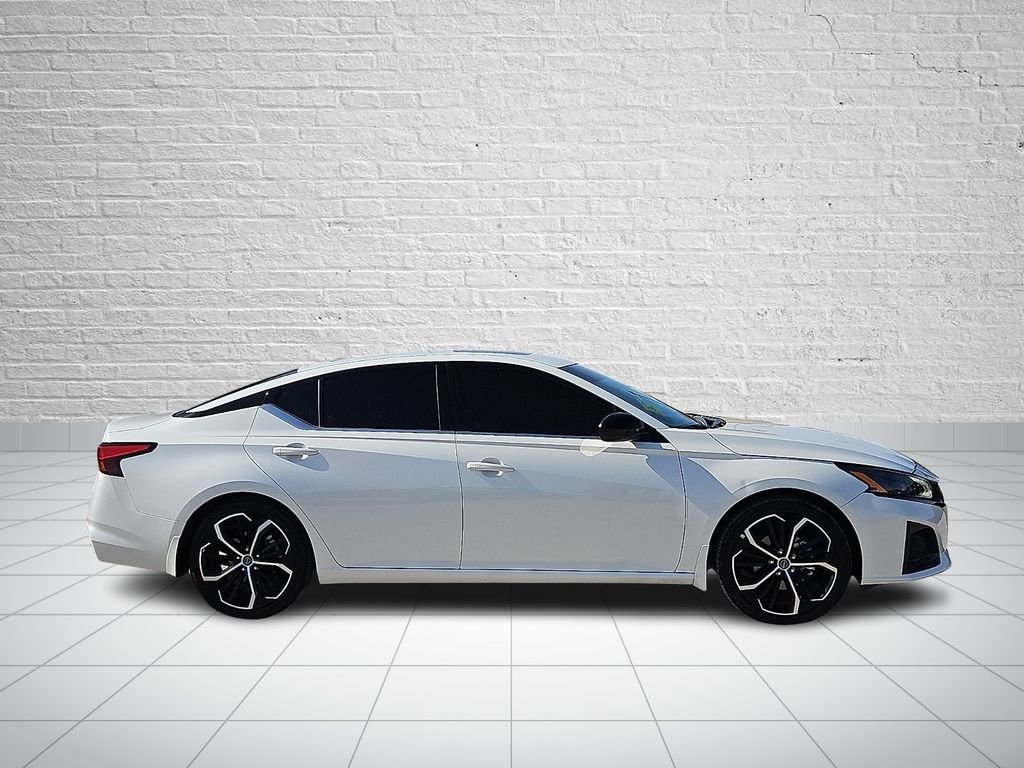 Used 2024 White Nissan 2.5 SR image 5