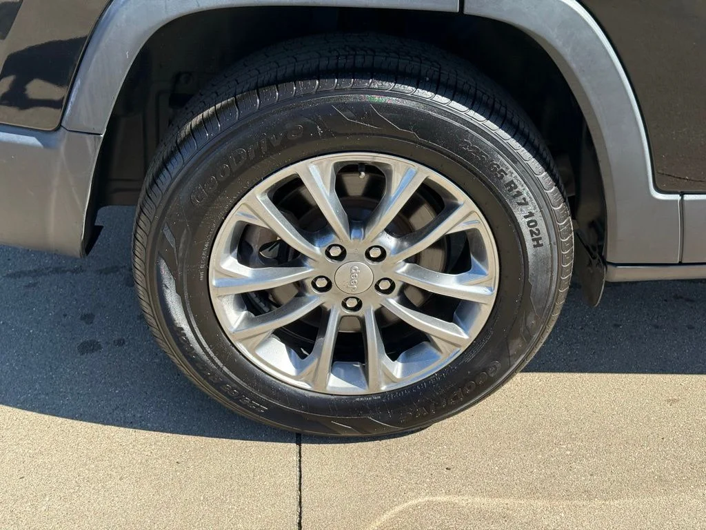 Used 2021 Black Jeep Latitude Lux image 10