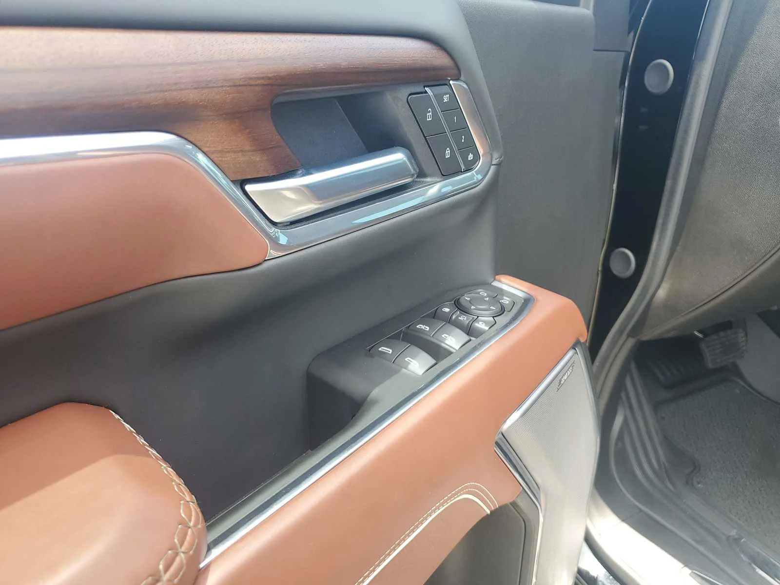Used 2025 Onyx Black GMC Denali Ultimate image 24