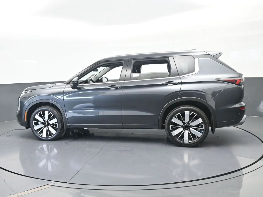 New 2026 Gray Mitsubishi SEL image 3