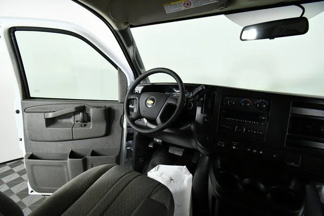 New 2025 Summit White Chevrolet WT image 19