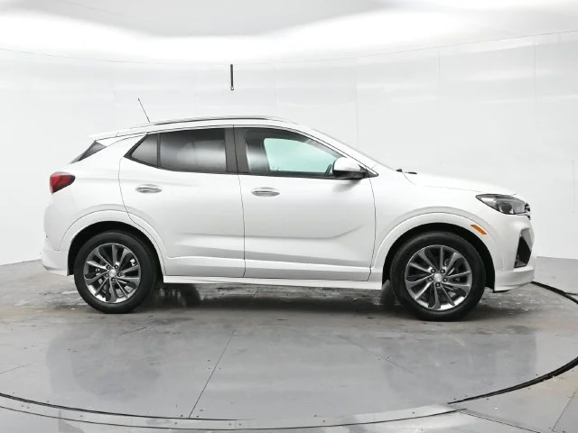 Used 2021 WHITE FROST TRICOAT Buick Preferred image 8