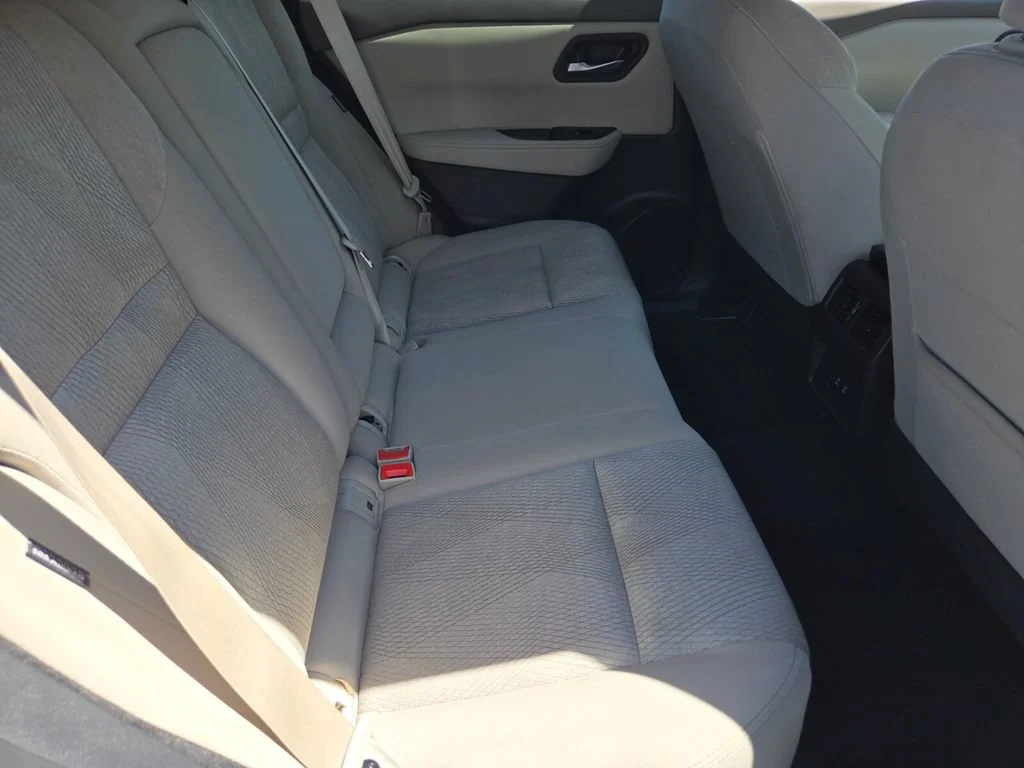 Used 2025 Everest White Pea Nissan SV image 15