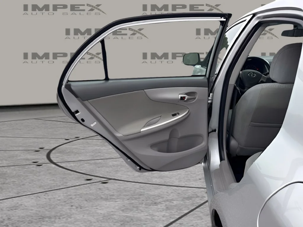 Used 2010 Silver Toyota LE image 21