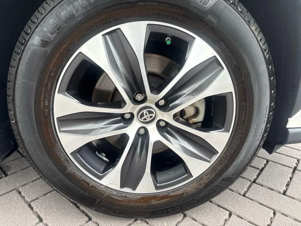 Used 2020 White Toyota XLE image 9